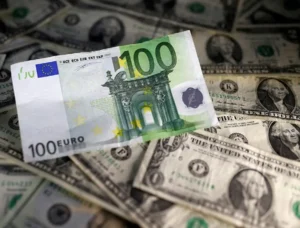 Euro tiptoes higher, France turmoil keeps investors on edge