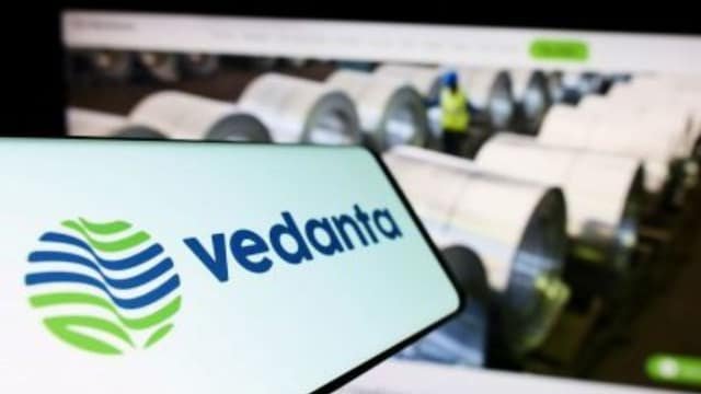 Vedanta Dividend Live: Stock gives up gains, turns negative ahead of board meet