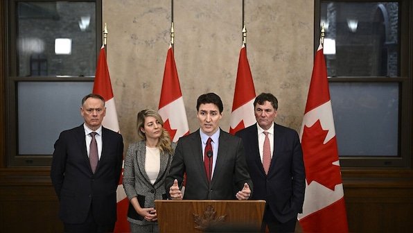 As Trump threatens Canada with tariffs & annexation, Trudeau’s Liberal Party surges