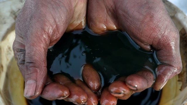 Oil advances after China lays out steps to boost consumption