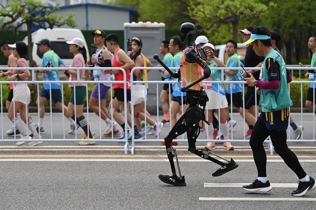Humanoid Robots Just Raced Alongside Human Runners in a World-First Half-Marathon. Here’s How It Went