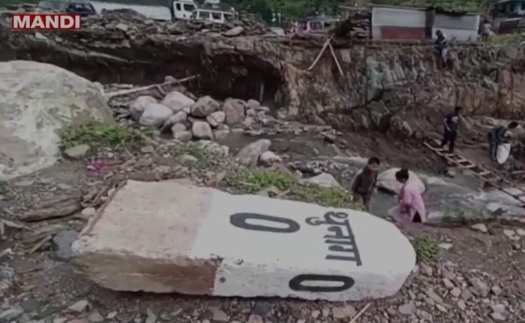 q5trltio_himachal-pradesh-mandi-monsoon-landslide-july-2025_625x300_04_July_25